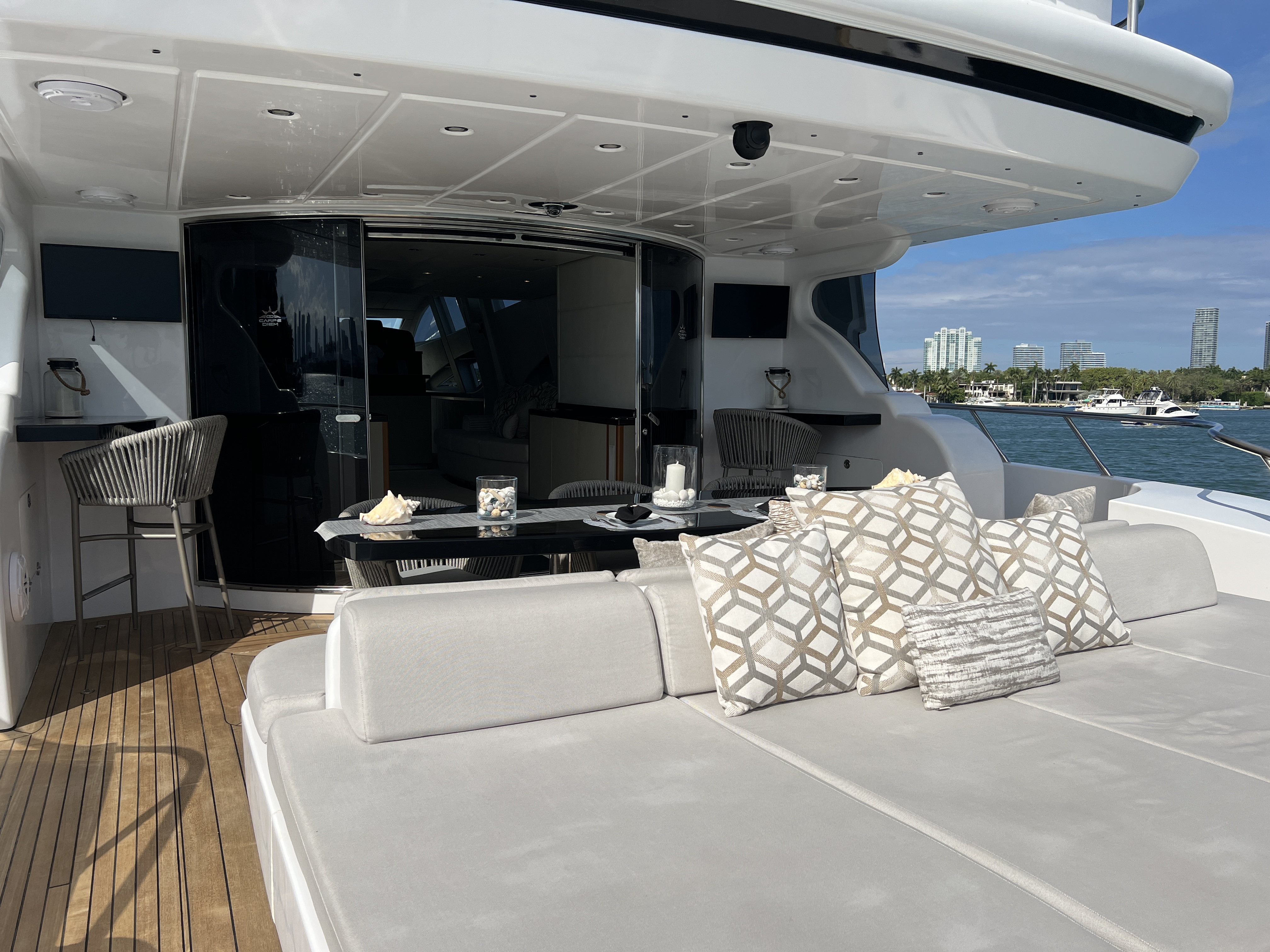 Leopard-105-yacht-rentals-miami
